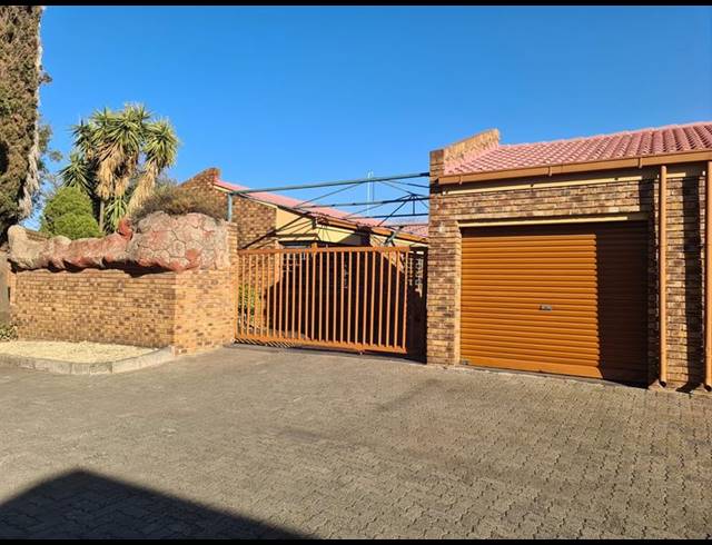 3 BEDROOM TOWNHOUSE FOR SALE IN VANDERBIJLPARK CE 3